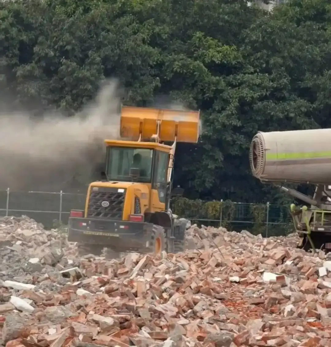 快評(píng)丨霧炮車(chē)“以塵逼遷”？“操作失誤”其實(shí)是責(zé)任意識(shí)缺失