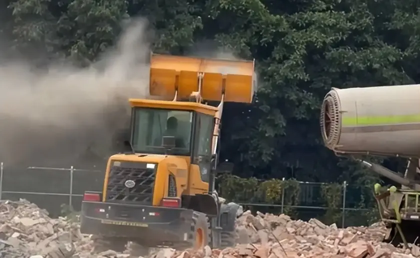 2026年第一個(gè)成語“揚(yáng)塵逼遷”，治理灰塵的霧炮車成沙塵暴制造機(jī)